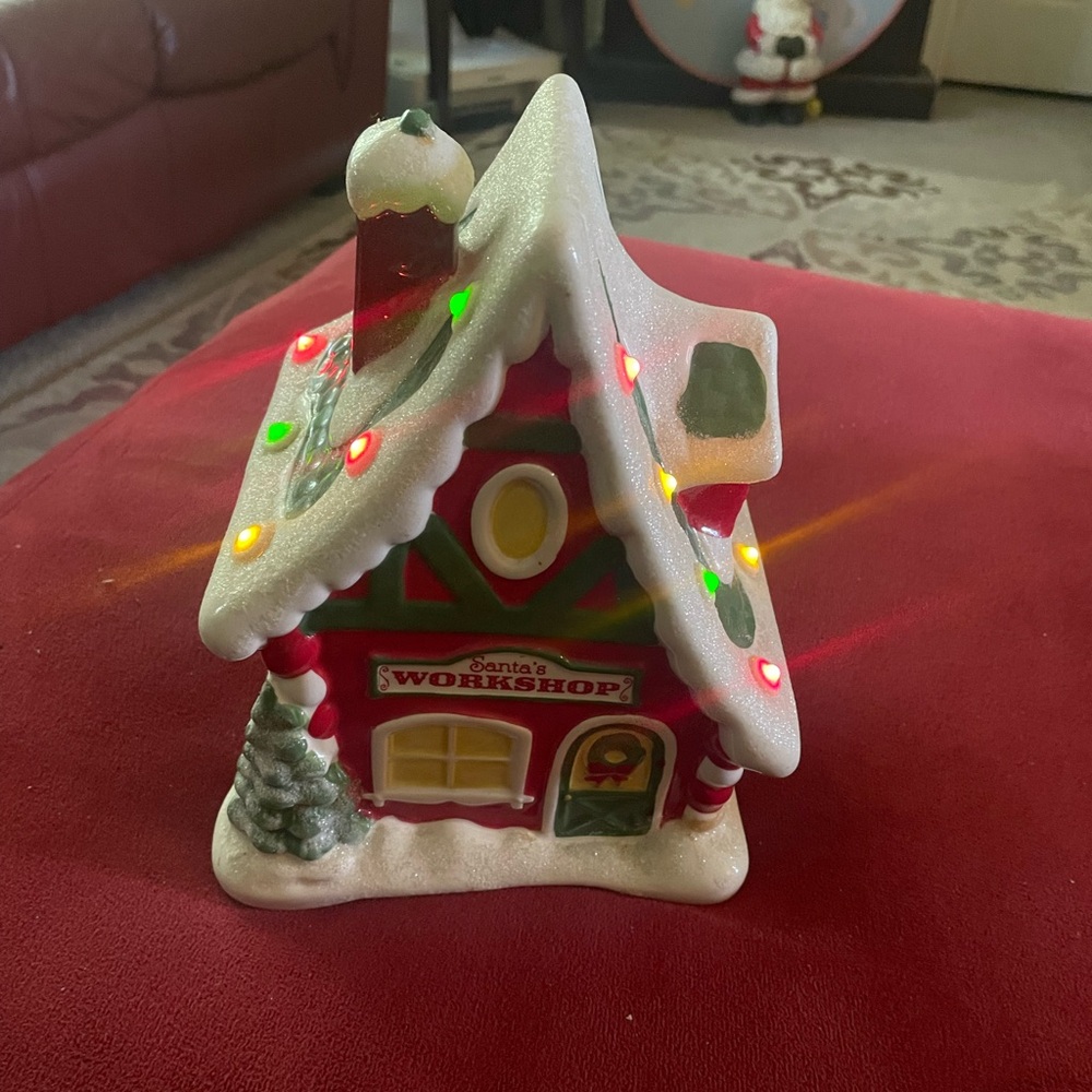 NWT Hallmark 2012 Light-Up Musical‎ Santa's Workshop North Pole Village